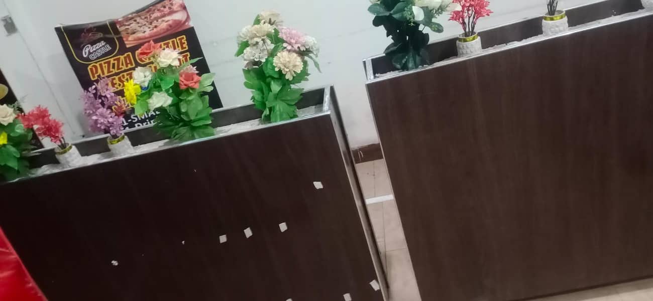 swarmna counter n sitting n case counter.  chiar. 4