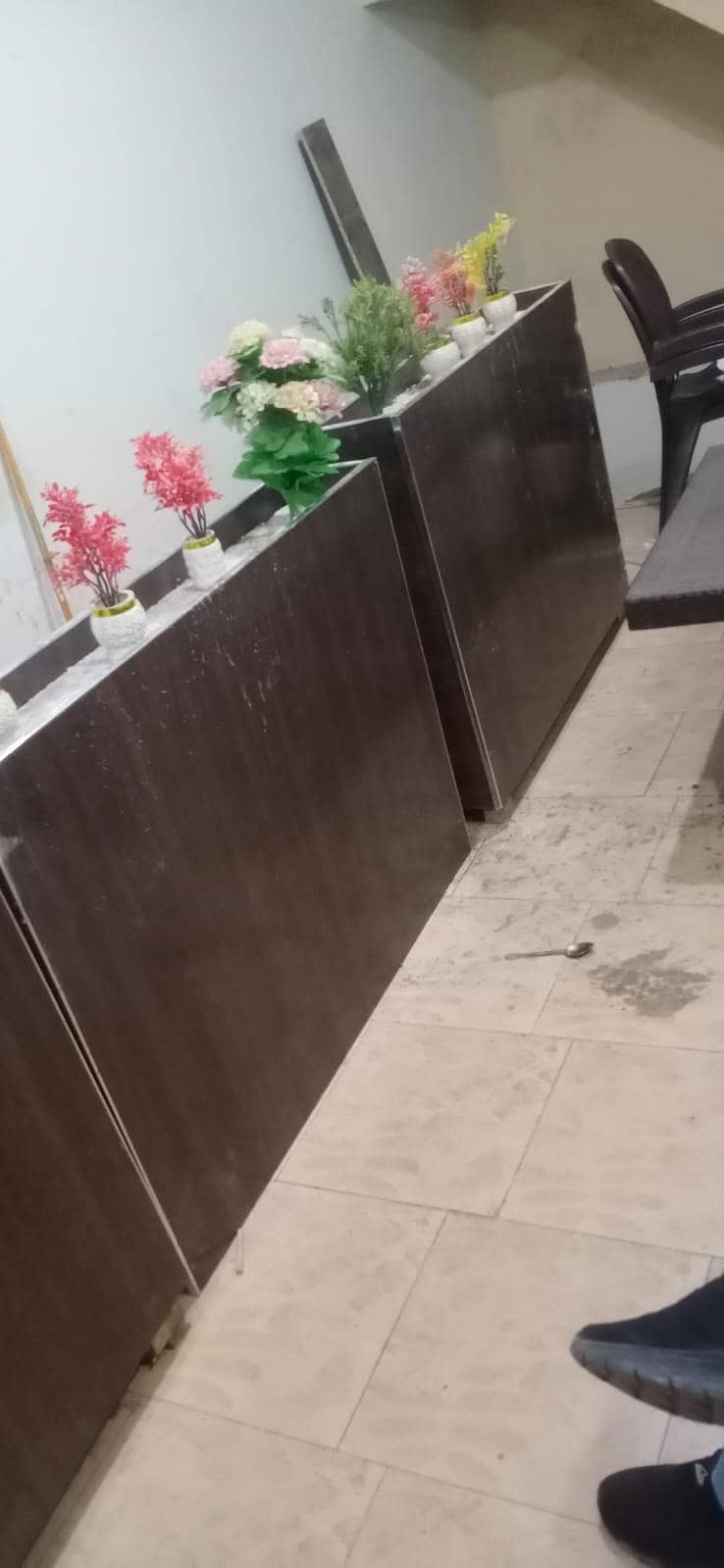 swarmna counter n sitting n case counter.  chiar. 8