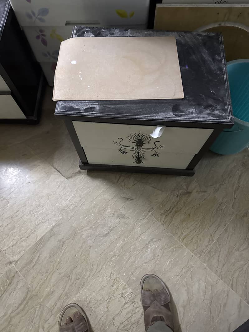 Bed set with side table & dressing 2