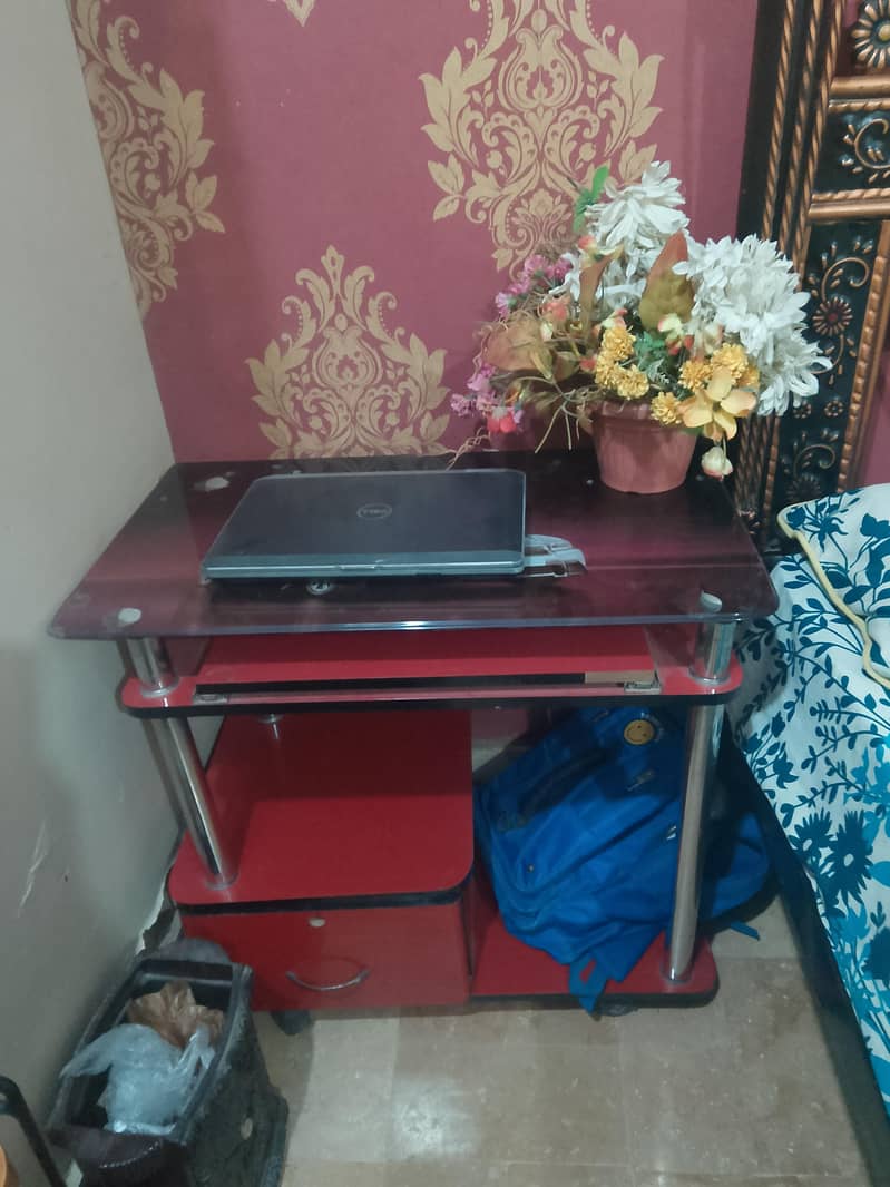 computer table compatible to work. 0