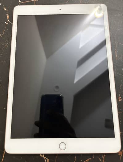IPAD 7-  good condition with FREE Cover