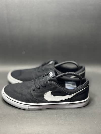 Preloved used shoes 42 and 43 size