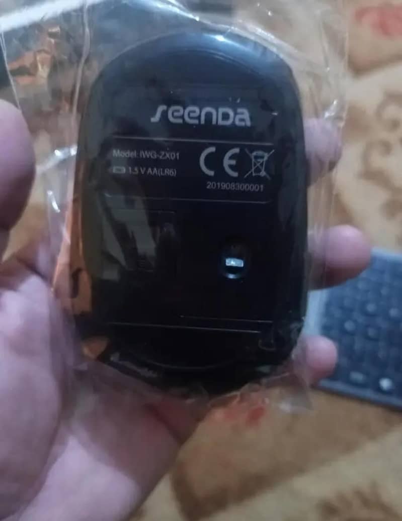 Seenda Branded Metal Wireless Keyboard and Mouse Combo New 3