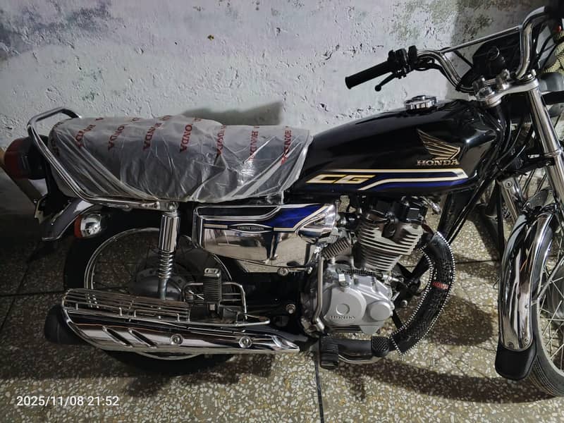 2024 model 125 self Start. silver 0