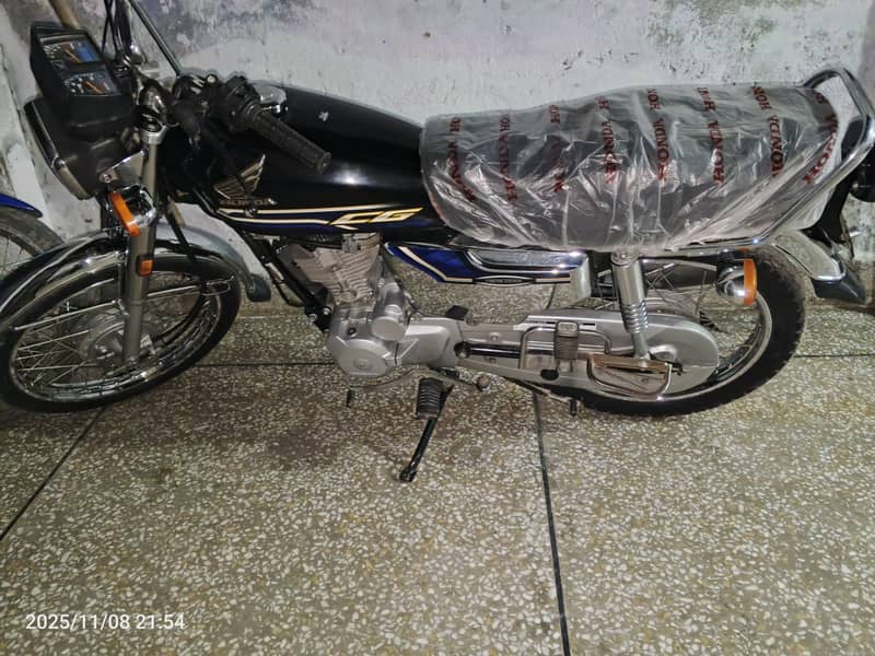 2024 model 125 self Start. silver 1