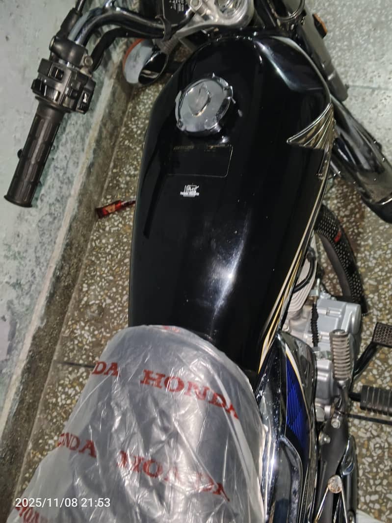 2024 model 125 self Start. silver 2