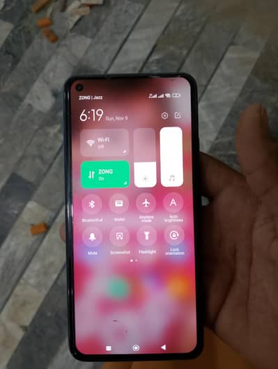 chalne mein mobile bahut achcha hai box bhi Sath hai