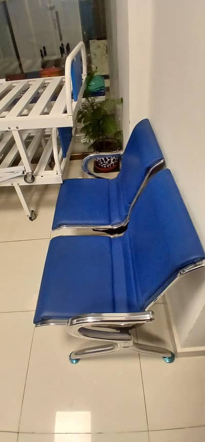 waiting chairs available for sale 3 seatrs 2 pice
