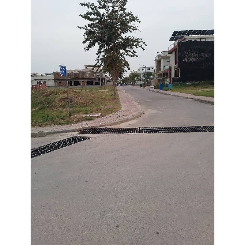 1 Kanal Plot For Sale Top. City 1 Block B Size 50*90 30