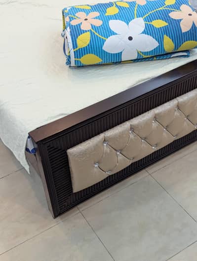 king size bed with chester