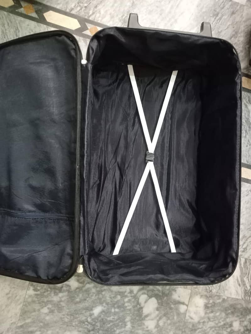 3 piece language bag new condition available. (03265388681) wattsap cal 2