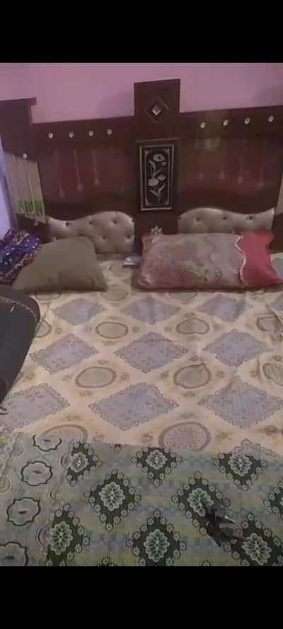 Queen bed size: 5/6 inch