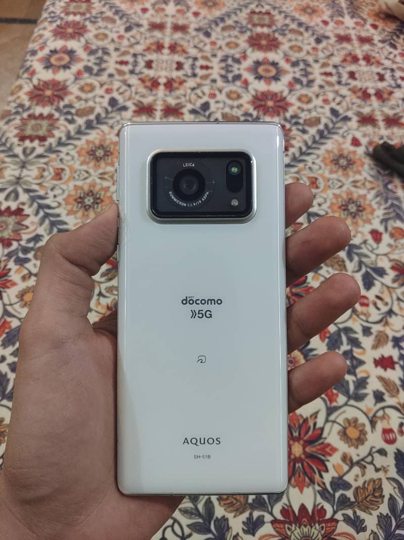 Sharp Aquos R6 0