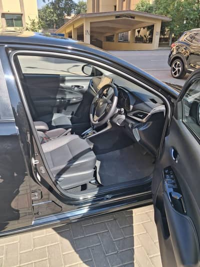 Toyota Yaris ATIV X CVT 1.5 Black Interior