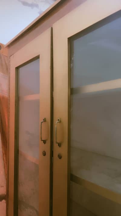 New show case hai bilkul zara b use ni howa howa bs ak room ma pra ha
