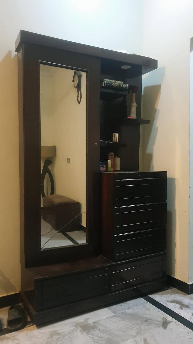 DRESSING TABLE 0