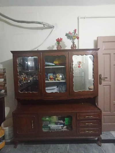 1 year used shocase but no damage no scrach