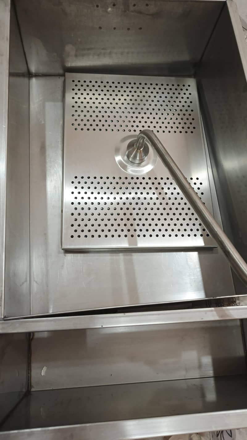 imported Broast pressure fryer machine - Fryers - 1108428430