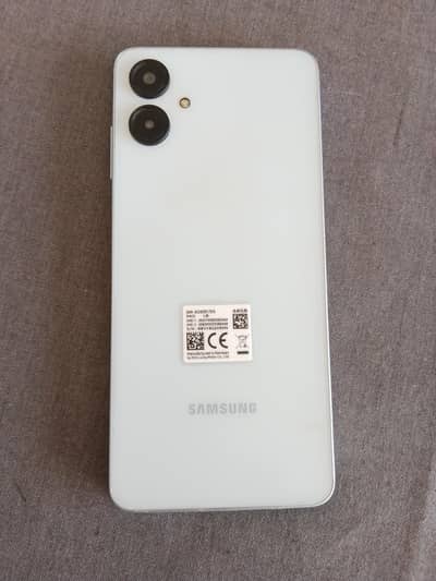 4 month use only 4/64 with box and data cable no adapter