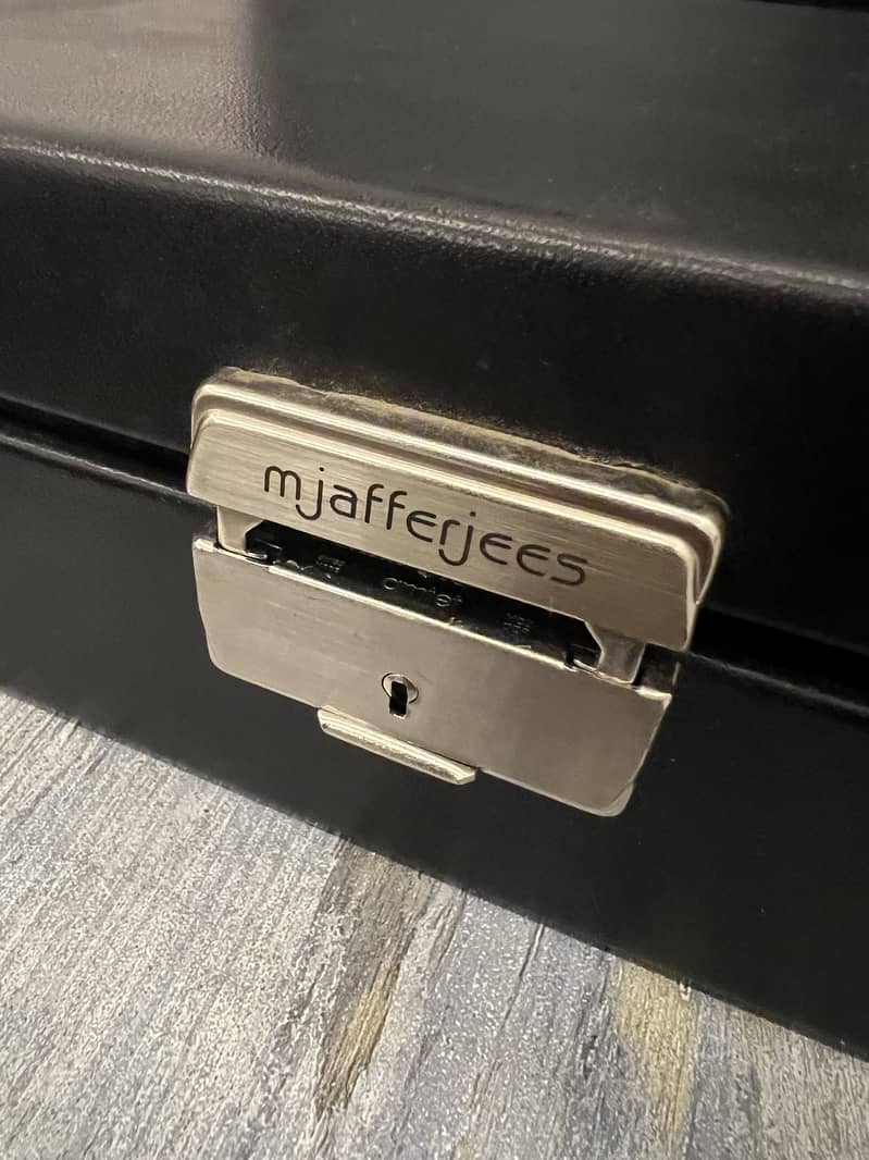 JAFFERJEES Leather box with lock 1