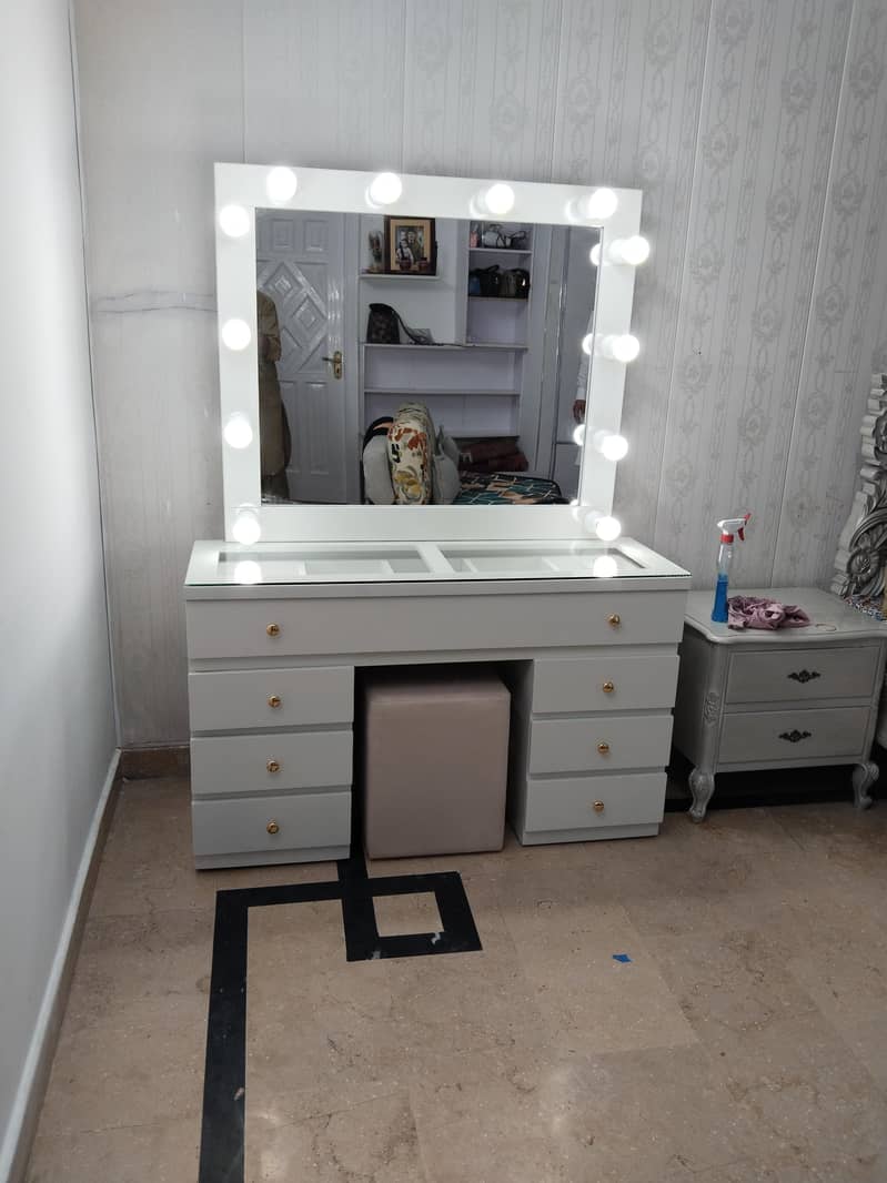 vanity table 0