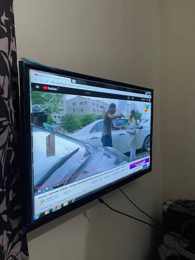 Samsung simple LCD  32 inch