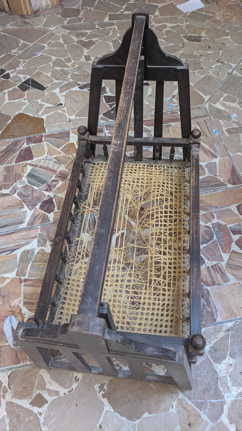 لکڑی کا بنا ہوا جھولا 0