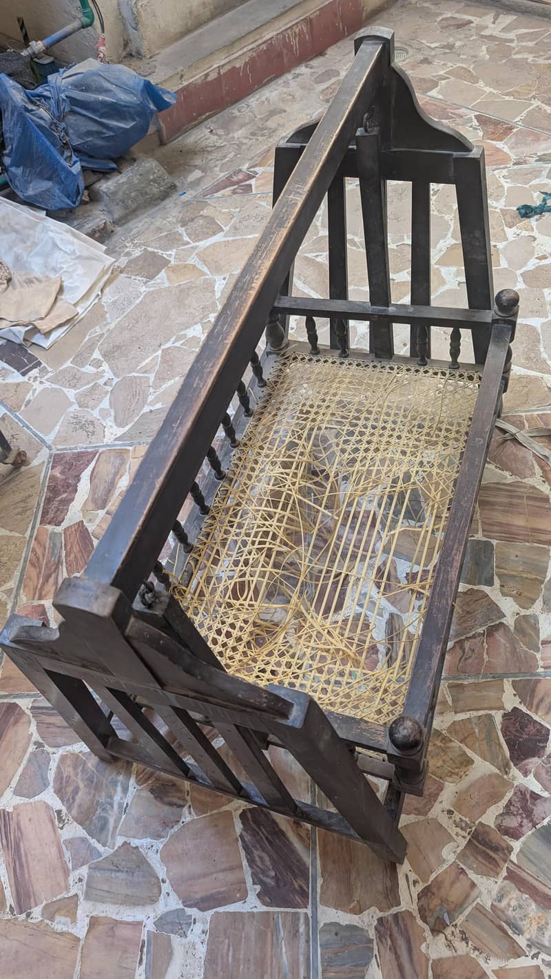 لکڑی کا بنا ہوا جھولا 1