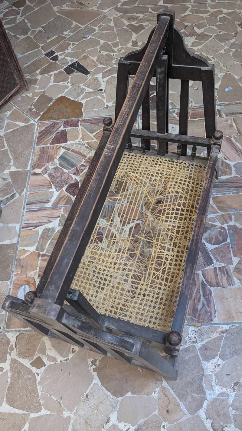 لکڑی کا بنا ہوا جھولا 2