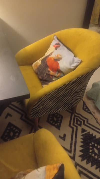 4seatre sofa branded ,centre table,couch ,beds etc