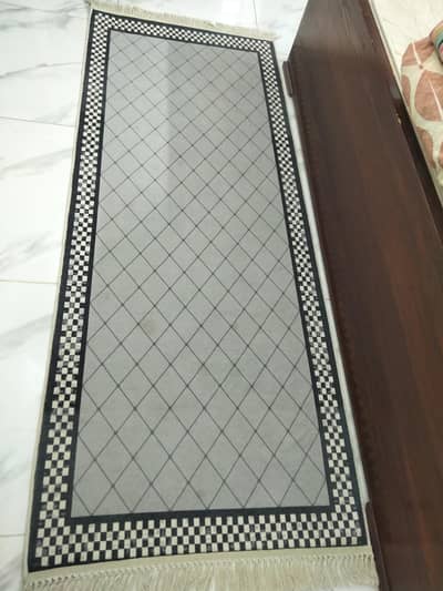 its runner in grey color