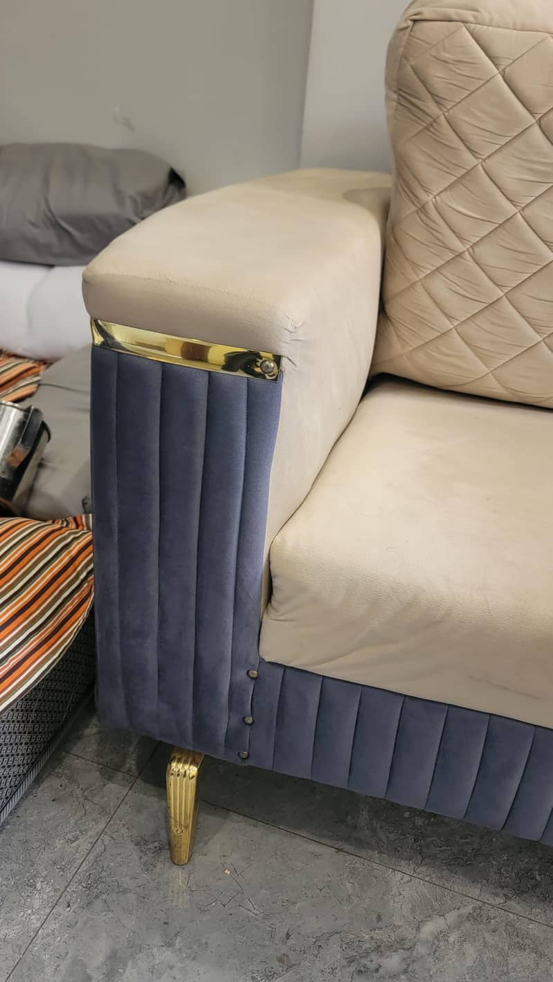 New Sofa Set Complete with Centre Table 3