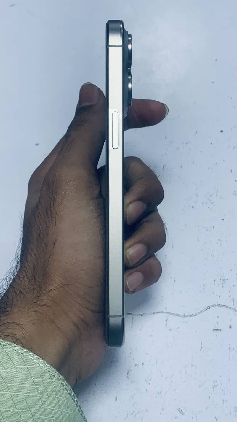 IPHONE 15 Pro Max 4