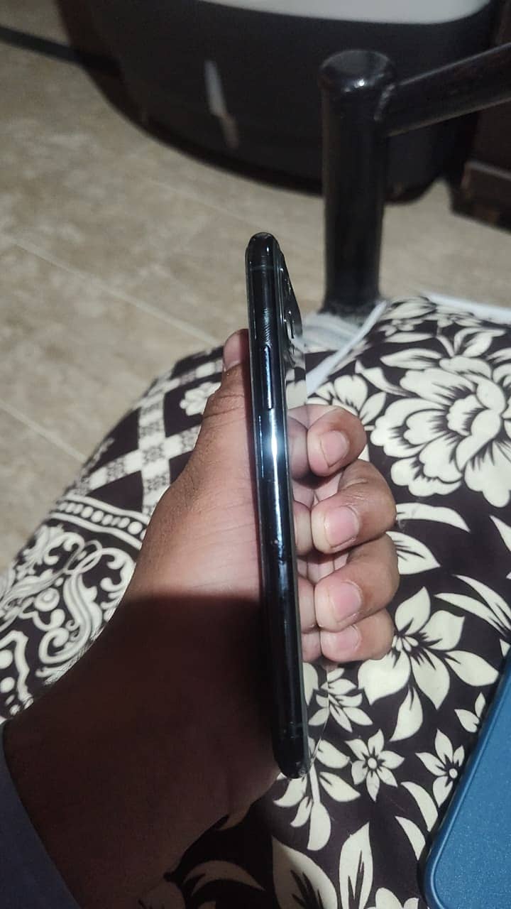 Apple iPhone 11 Pro 4