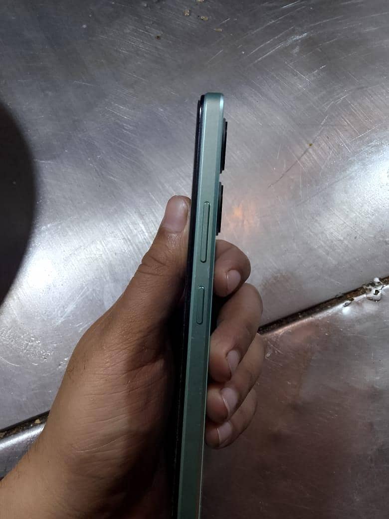 10/10 condition 7 month used with box and original charger. Ram 4/128 2