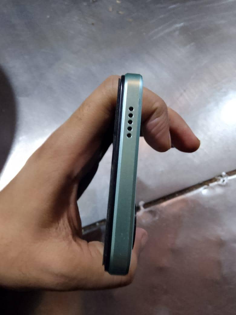 10/10 condition 7 month used with box and original charger. Ram 4/128 3