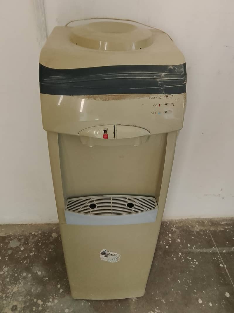 اورینٹ واٹر ڈسپنسر  Without GAS   میں گیس نہیں ہے مقام ماڈل کالونی 0