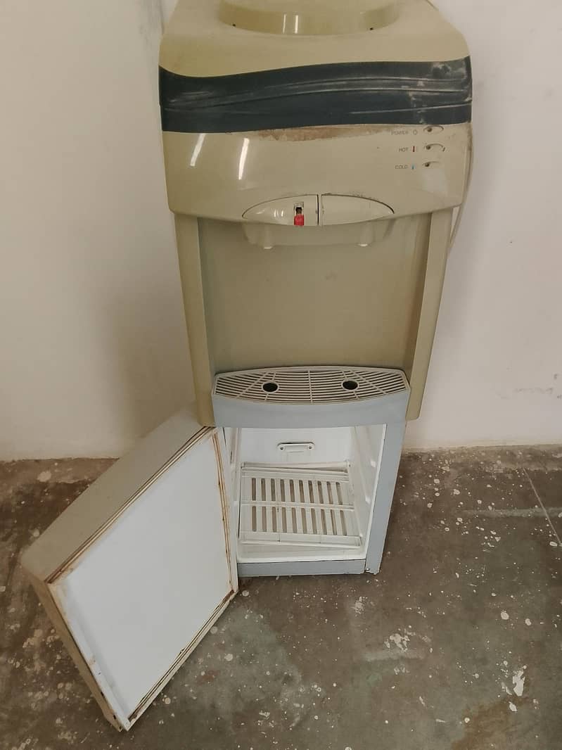 اورینٹ واٹر ڈسپنسر  Without GAS   میں گیس نہیں ہے مقام ماڈل کالونی 1