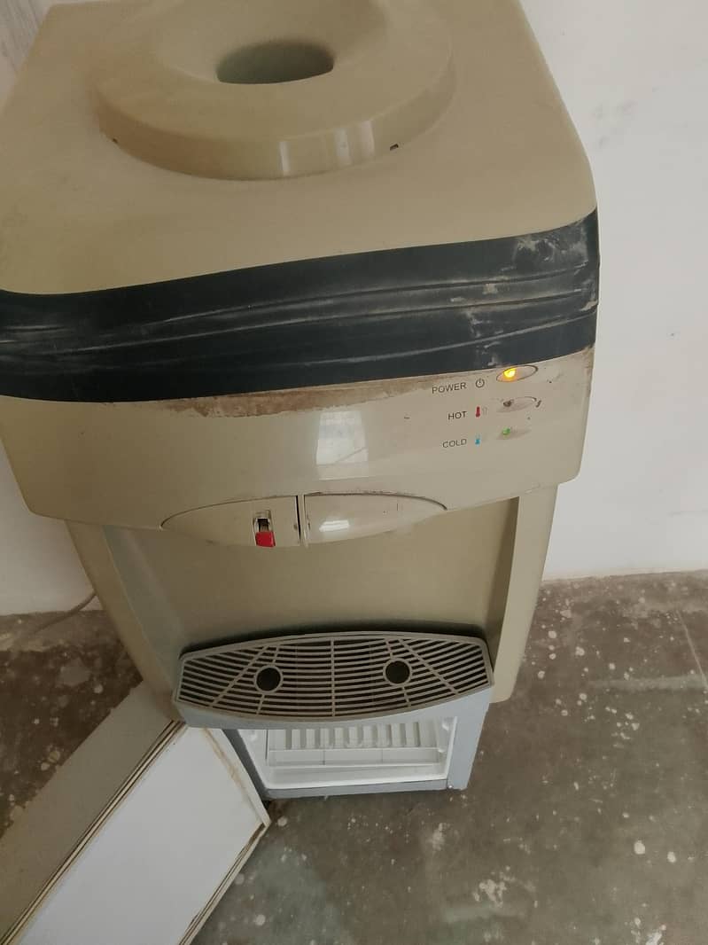 اورینٹ واٹر ڈسپنسر  Without GAS   میں گیس نہیں ہے مقام ماڈل کالونی 2