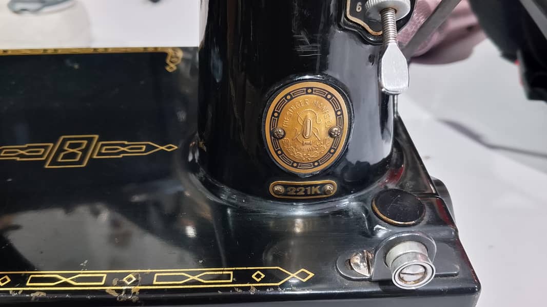 Singer 221K Featherweight Sewing Machine 3