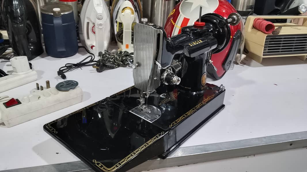 Singer 221K Featherweight Sewing Machine 4