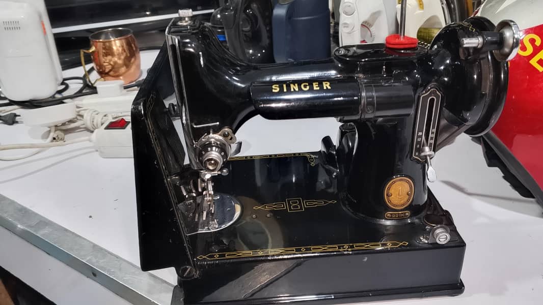 Singer 221K Featherweight Sewing Machine 5
