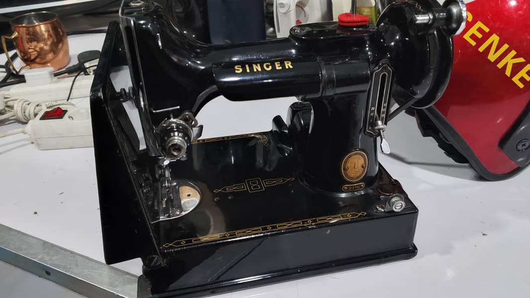 Singer 221K Featherweight Sewing Machine 6