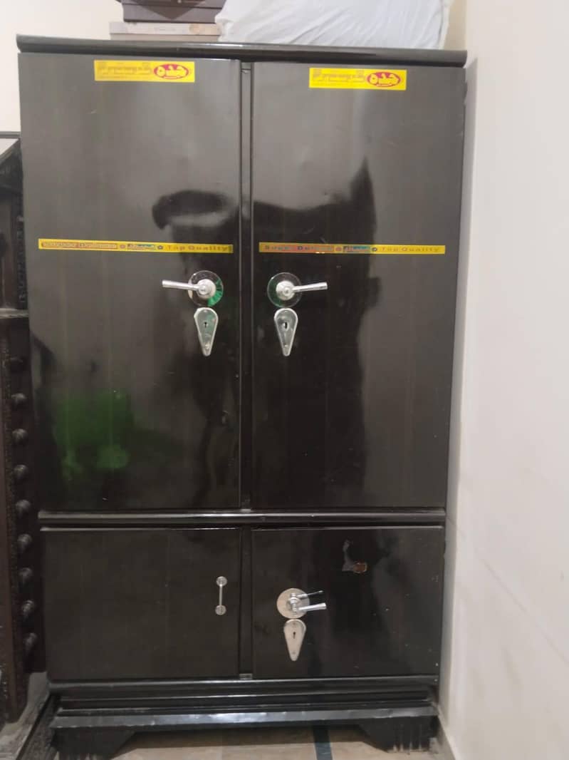 Safe almari - Wardrobes - 1108655739