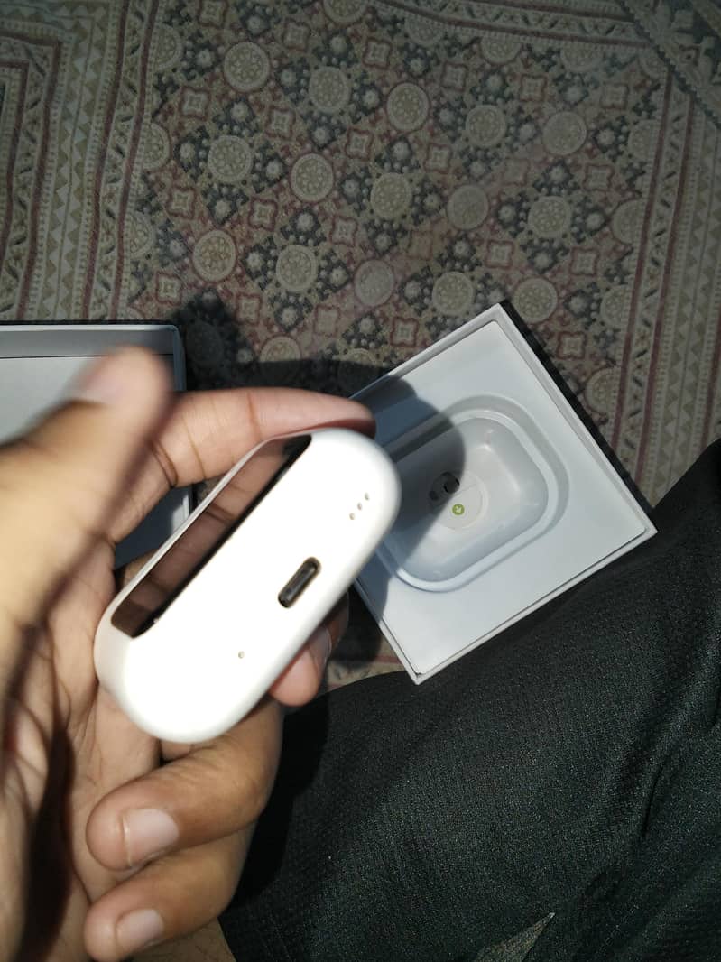 Screen earpods. 4