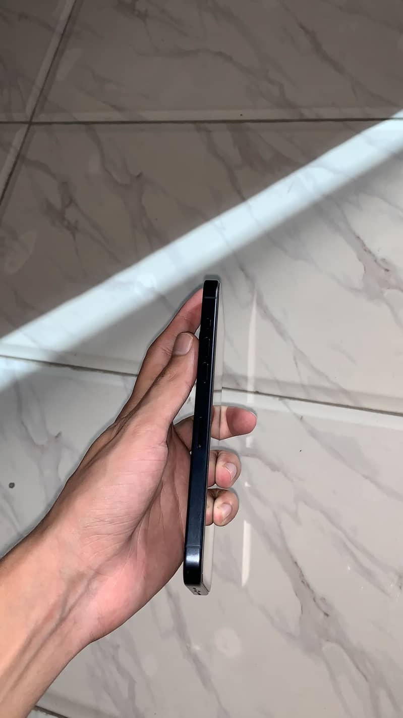 iPhone 15 Pro Max 4