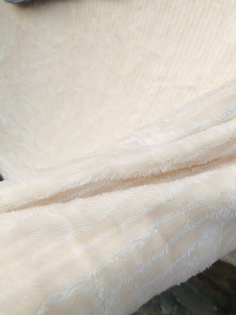 Blankets and comforters 14