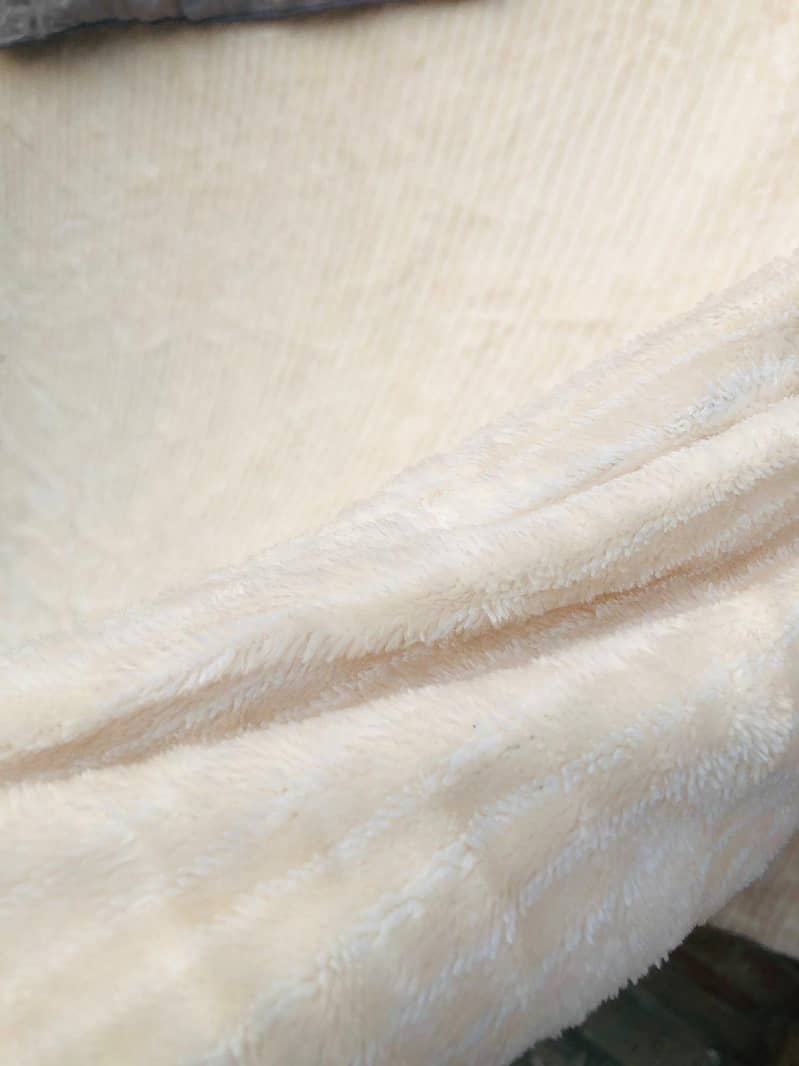 Blankets and comforters 16