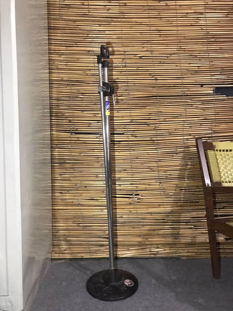 MICROPHONE STAND 1