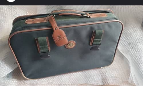 This is travelling hand bag space almost 10 dresses